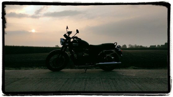 triumph-bonneville-t100-black-ochtend