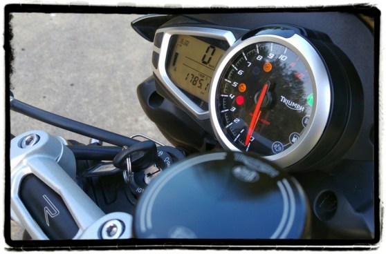 triumph-speed-triple-r-dashboard
