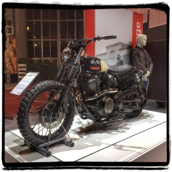 yamaha-scr950-chequered-brat-style